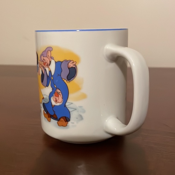 Vintage Made in Japan Disneyland / Walt Disney World Snow White & 7 Dwarves Mug - Picture 2 of 12